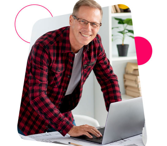 Homem sorrindo com um laptop