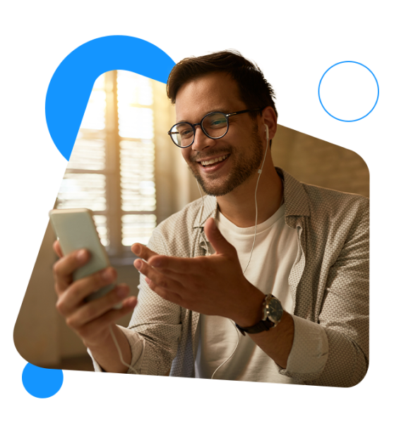 Homem feliz olhando o celular