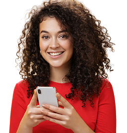 Uma moça feliz segurando o celular